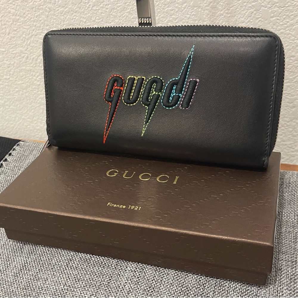 18. Gucci Black Blade Zip Around Wallet - Picture 3 of 12